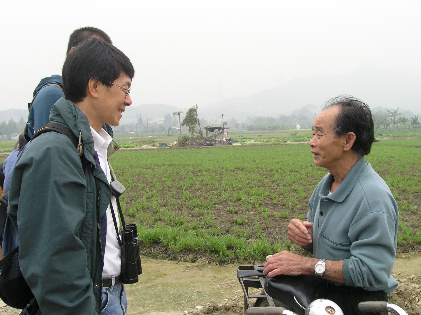 11 2006年3月 與塱原農友楊球叔閒談