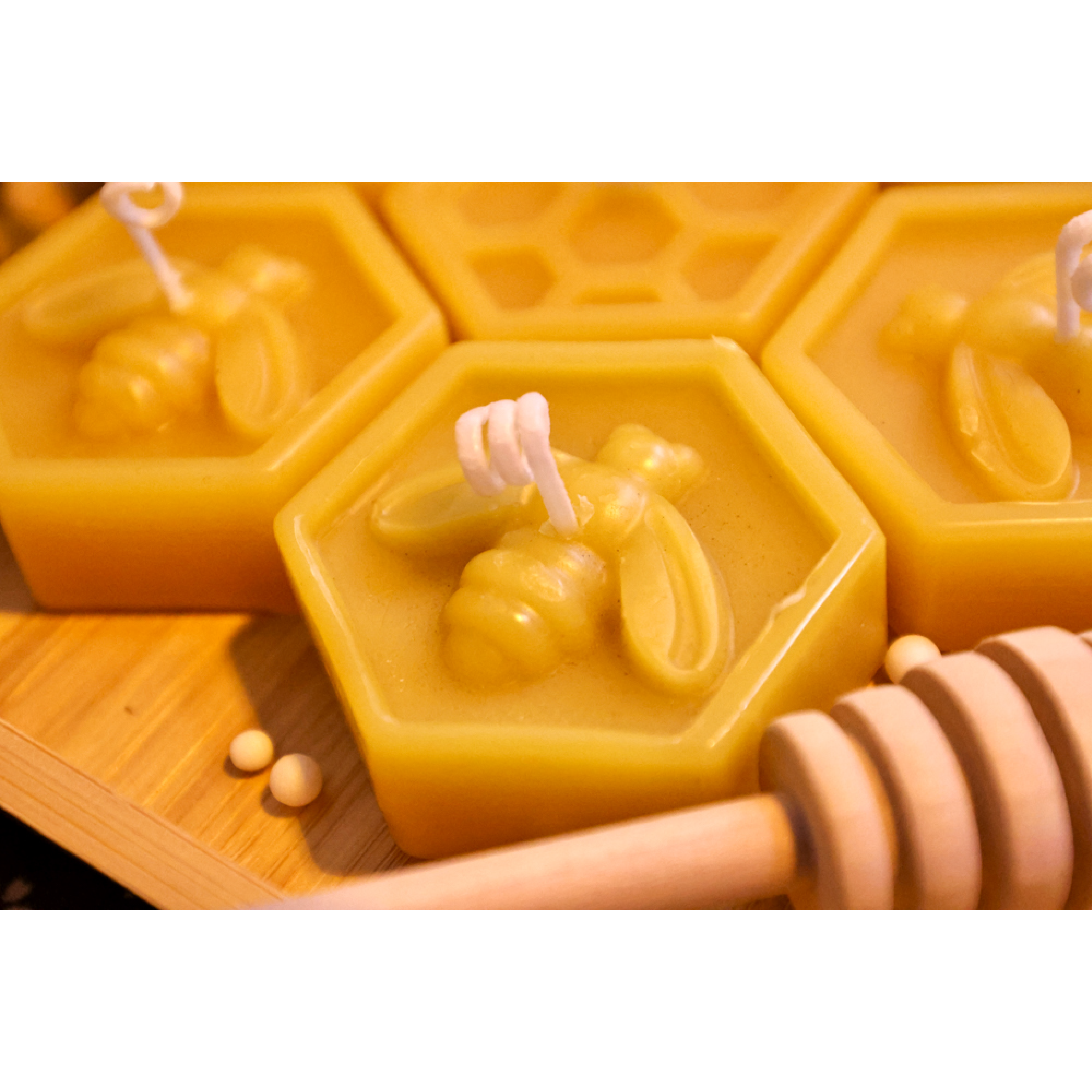 【魚塘蜜語】六角型蜂蠟蠟燭  (隨機款: 蜂巢或蜜蜂圖案) Beeswax Mini Candle (Random: Hive/Bee shaped)